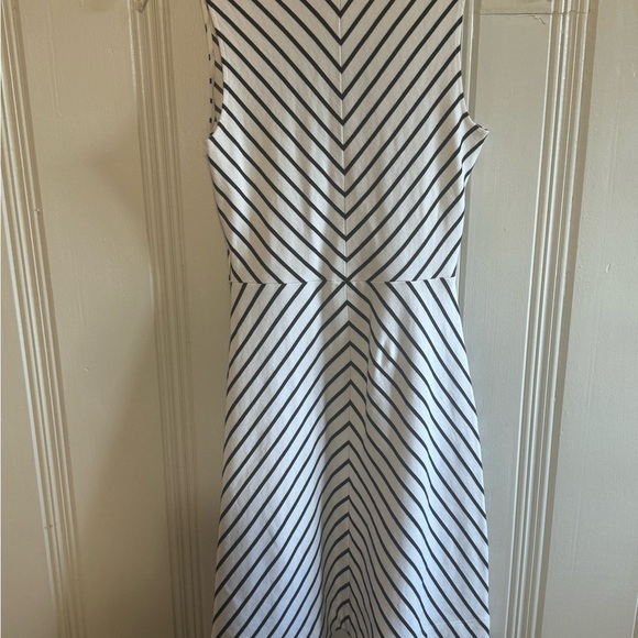Banana Republic Black and White Striped Dress - Size 6 - Picture 4 of 7